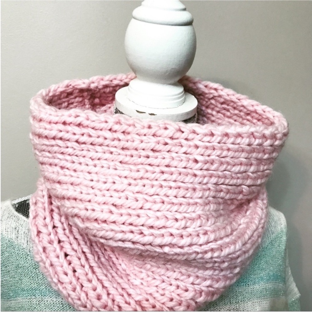 New Women’s Cozy Pink Hand Knit Neck Warmer/ Snood OS